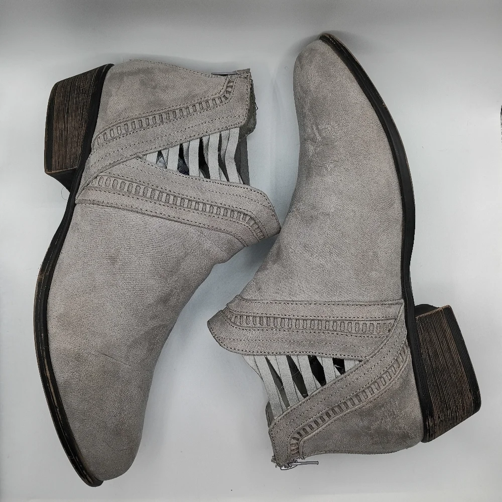 Journee Collection Jeni Gray Faux Suede Ankle Boots Size 11 - Picture 3 of 9